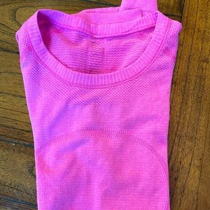 Lululemon Run Swiftly T-shirt Size 6